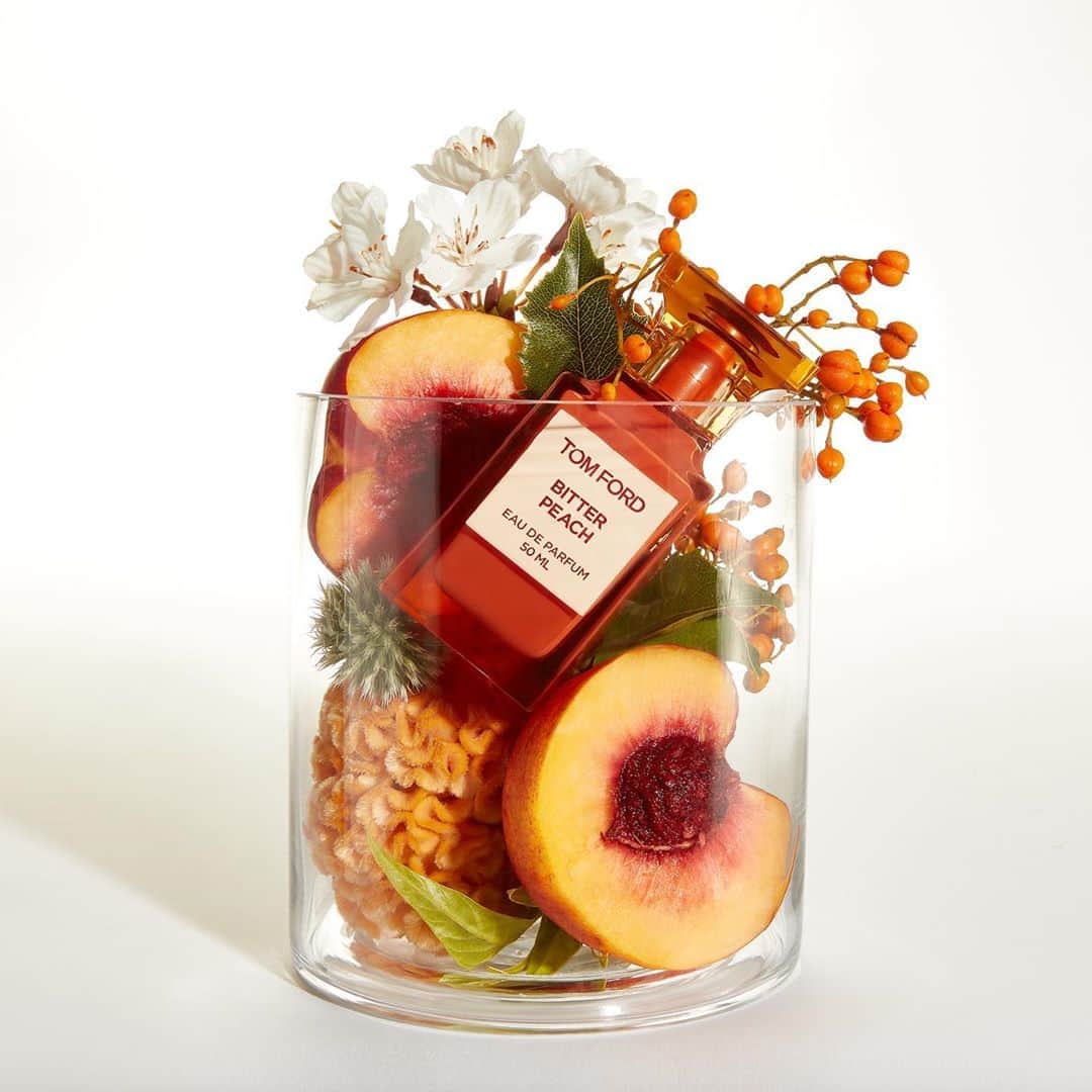 のインスタグラム：「Feeling a little peachy? With notes of blood orange and sandalwood @tomfordbeauty new fragrance, Bitter Peach Eau de Parfum, is our current #SaksBeauty obsession.」