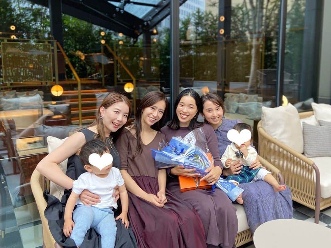 小野恵美のインスタグラム：「Happy Wedding💍🕊 いつも優しくて、思いやりがあって、芯がしっかりしてると思いきや天然すぎる愛らしい彼女🍑  幸せな池ちゃんを見てるのが幸せ❤️  おめでとう💐 @i.momoko   美味しくて素敵なレストランでした🍽🥰 @kimptonshinjukutokyo  #kimpton  #お祝い #happywedding #幸せ #おめでとう #大切な友達」