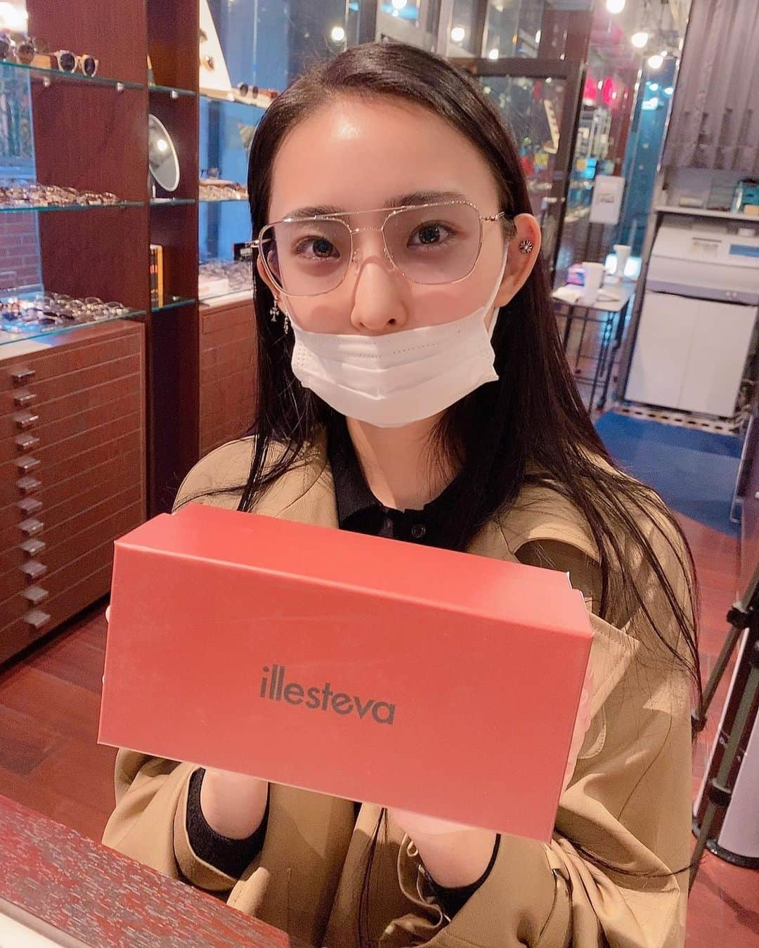 彩姫さんのインスタグラム写真 - (彩姫Instagram)「﻿ 新しい眼鏡が完成したので迎えに行ってきたよ﻿ ﻿ 今使ってる眼鏡はレンズがクリアだからこのふたつはカラーレンズにしました﻿ ﻿ お世話になったお店のお姉さんに今日も会えて嬉しみだった﻿ 一緒にカラー選んでもらったり調整もめっちゃ丁寧にしてもらえて嬉しみです﻿ ﻿ ﻿ こりゃ、お気にだ。﻿ ﻿ (見ていただいた写真達はSNSを更新するためにお姉さんにお願いして写真を撮ってもらったんだけど照れちゃって真顔しか出来なくて結局笑ってしまうという自分の苦手が全面に出た写真達です)﻿ ﻿ ﻿ #bandmaid﻿ #saiki」10月20日 23時15分 - saiki_bandmaid