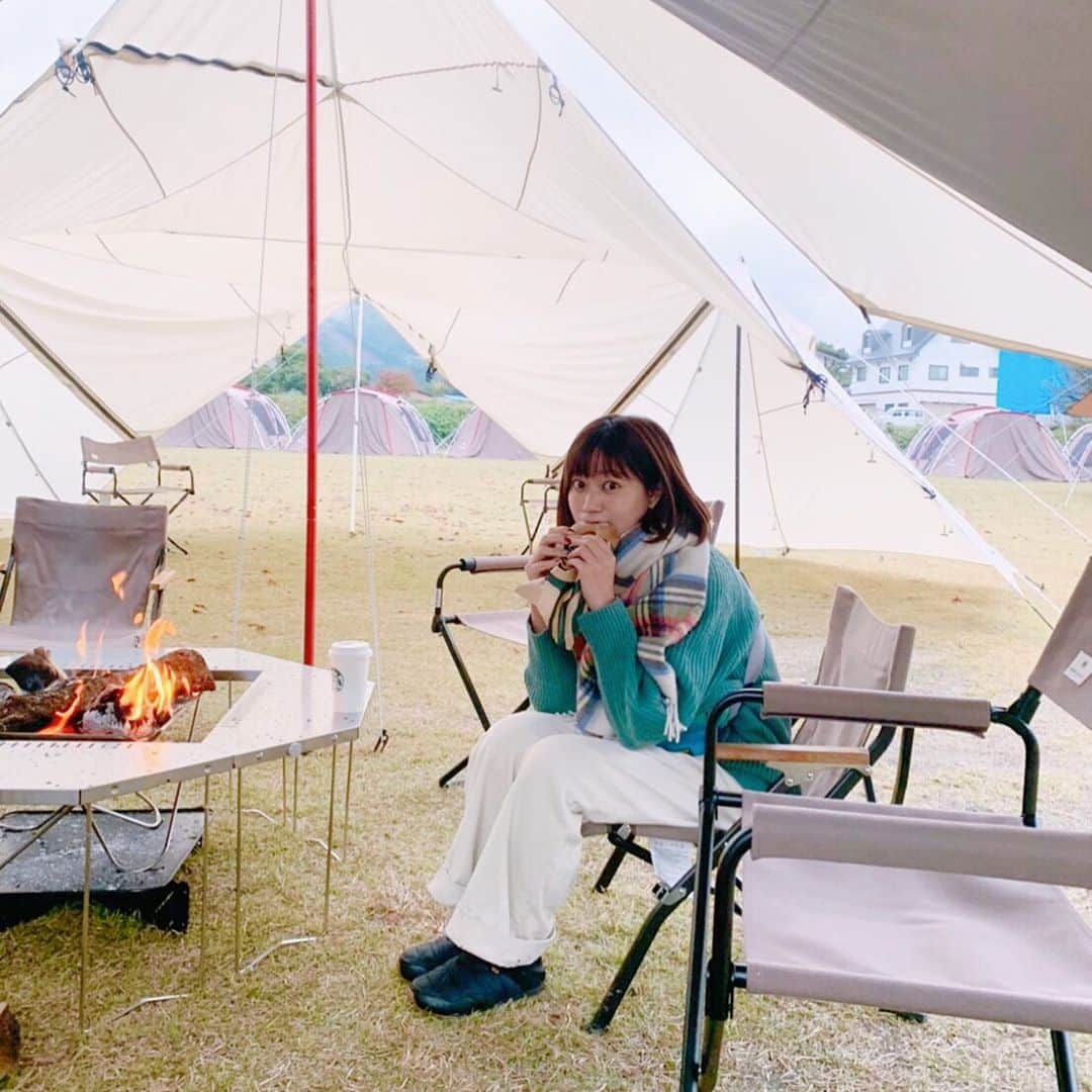 渡辺梨夏子のインスタグラム：「焚火とコーヒーとシュガードーナツ♡ この夏オープンしたばかりの、スノーピークの施設の居心地も最高でした。週末マルシェも楽しかったよ〜！  #snowpeak  #snowpeaklandstationhakuba  #starbucks #coffee #sugerdonut」