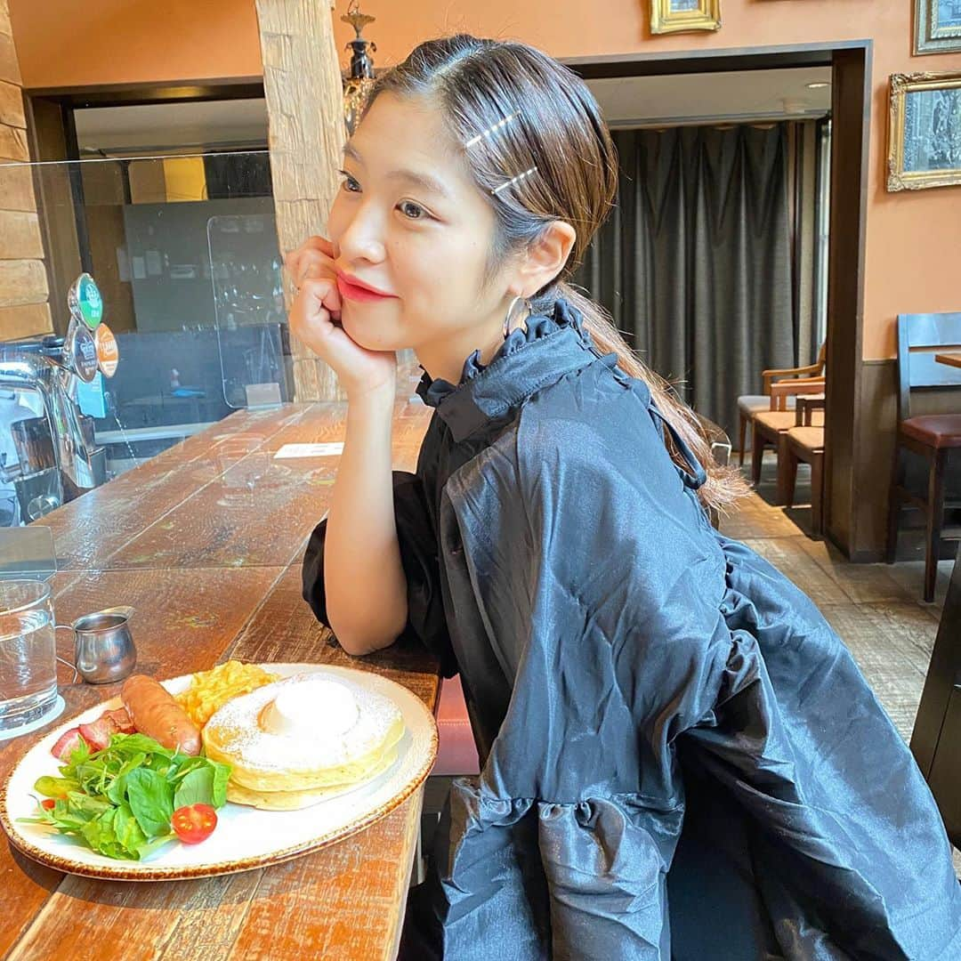 ayumiのインスタグラム：「晴れた朝はモーニング🌞🌞🌞 朝はいろんなアイディアが浮かんでくる好きな時間☺️🍽 ・ ・ ・  服のシワ気になるけど…🤭笑」