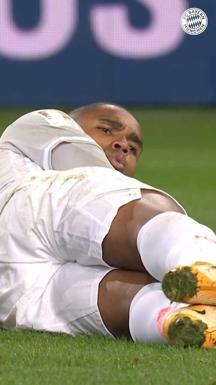 のインスタグラム：「The only match highlight you really need, right @douglascosta? ⛔😂  #DSCFCB #MiaSanMia #FCBayern #Bundesliga」