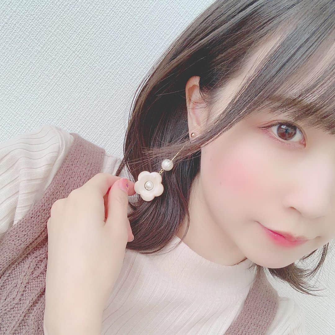 八木沙季のインスタグラム：「👂👂 . りおちゃんとお揃いのイヤリング🌼 めっちゃお気に入り🐰❤︎ .」