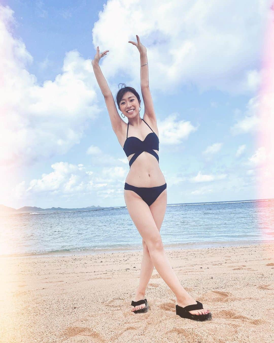 津田菜都美さんのインスタグラム写真 - (津田菜都美Instagram)「* awesome!!!💙🖤💜🐚 #ishigakijima#石垣島#砂浜遊び#ビキニガール」10月20日 23時14分 - tsuda_723_official