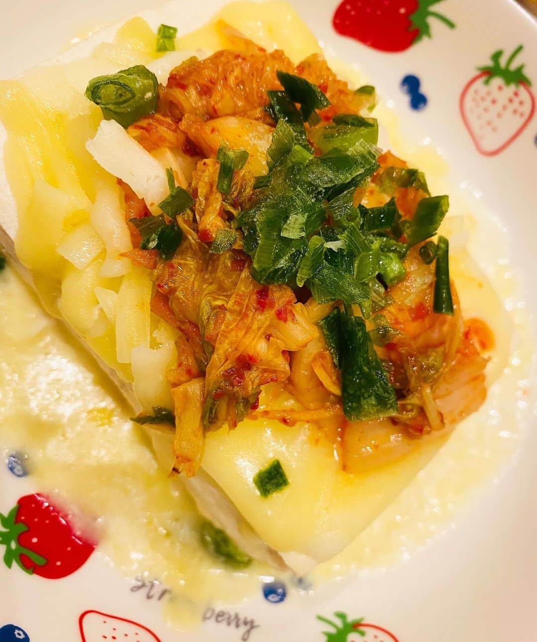 有村莉彩のインスタグラム：「最近のよるごはん🌙🍚  ⭐️木綿豆腐 一丁 ⭐️とろけるチーズ ⭐️キムチ ⭐️ねぎ ⭐️納豆（写真にはないけど） ⭐️＋ねぎラー油（福岡で買ったやつこれはあとからかけるだけ）  をレンジで温めてたべています。 ※木綿豆腐はあらかじめ水抜きをする  味の濃さとかはお好みなので、キムチの量だったり なにか調味料を足すなりなんなり、みんな好きなようにアレンジしてみてね〜〜〜^_^  お腹にもたまるし、食費がかなり安くなるし、タンパク質もとれてなおかつおいしいのでおすすめだよ！^_^ しかもらくちんなの！！有難いことにお仕事が充実しているおかげでほとんどお家にいないのでパッと作れるご飯が最近とっても多いです！落ち着いたらまたちゃんと自炊したいなあ^_^  自分磨きのまだまだ途中なんだけど、食事の栄養だったり、運動だったり最近とても心掛けています！ 節約しながらもしっかり今の自分に必要なものは補えるように少しずつ頑張ってるよ！  節約できた分はお洋服とかコスメとか美容代にもまわせるし、最近毎日が少しずつ自分で楽しめるようになってきたの！ ロナロナクリニックにもお世話になったり、充実感がしあわせです！ファンのみんなはもちろん、本当に社長はじめ、お世話になっているスタッフさん、メンバー、みんな！みなさんに感謝の気持ちでいっぱいなので、まずはワンマンに向けて体調崩さないようにしっかりがんばります！！！  トレーニングをはじめたから食事で タンパク質は特に意識してます！  みんなも普通におつまみにでもいいし、置き換えでもいいし、おすすめだからたべてみてね〜〜^_^♡  #ダイエット #ダイエットメニュー #ご飯 #食事 #タンパク質 #豆腐 #筋トレ #節約生活 #美味しい」