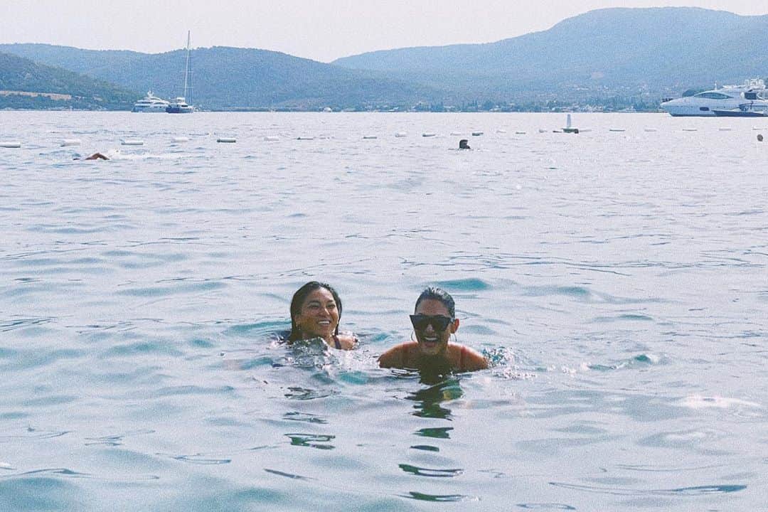 ジョーディン・テイラーのインスタグラム：「Imagine having someone in your life for 26 years and never really knowing them. Someone who mirrors your thirst for intelligent conversation, hidden pockets of happiness and a damn good tequila. Turkey was every bit magic, but my favorite part was sharing it with my not-so-little-anymore cousin and learning about every bit of character that makes her so special. My hala kizi. I love you @kiananicio 🧡 Teşekkür for joining me on an epic trip!」