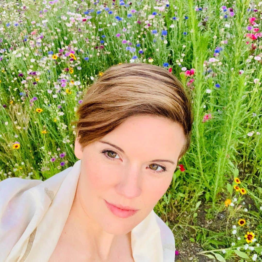 マギー・グレイスのインスタグラム：「I’ve missed you guys over this social media hiatus ! Hope you’re staying positive and testing negative! 🤍」