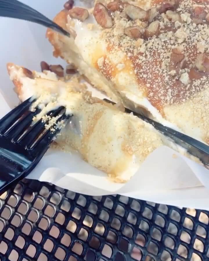 のインスタグラム：「アメリカで食べたドーナツの中で確実に1番美味しいドーナツ屋さんでした🍩  外はカリカリ、中はホカホカ。クリームチーズソースがかかってるドーナツ! 本当はバナナが🍌上に載るのですが、なんせ私はバナナが苦手で...側に置いて欲しいとお願いしたら「それがメインで美味しいのに!!!邪道だぁ-！」とかなりディスられました(笑)  バナナってそんなに美味しいのですか!? #austin #texas #donuts #アメリカ　#アメリカ生活 #スイーツ　#インスタ映え　#英語　#英語の勉強 #旅 #food #foodporn #yum #instafood #yummy #amazing #instagood #photooftheday #sweet #dinner #lunch」