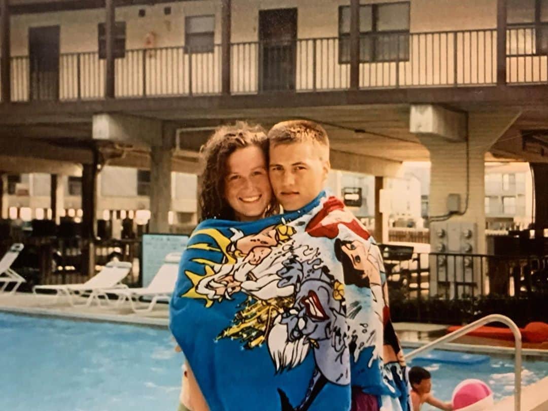 コリー・ロバートソンのインスタグラム：「How it started ➡️ How it’s going   Love makes things happen ❤️@realwilliebosshog」