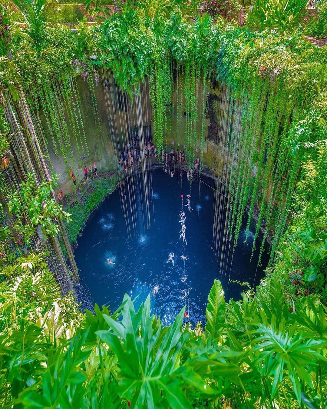 BEAUTIFUL DESTINATIONSさんのインスタグラム写真 - (BEAUTIFUL DESTINATIONSInstagram)「Isn't it enchanting? ✨ Ik Kil is a mesmerizing cenote framed by immense rock walls and thread-like vines, and looks like a scenery that's straight out of a fairy tale. Visitors can swim and snorkel its water, which is about 130 feet deep.  BD tips on shooting incredible nature spots 👇🏼 Tip 1 - Get a crispy wide shot from above Tip 2 - Zoom in closer to reveal more details Tip 3 - Try finding unique angles for a fresh perspective  For photographers out there, any additional tips? 💡 Add this to your bucket list now!  📸 @kyrenian 📍 Ik Kil, Yucatan, Mexico」10月20日 23時22分 - beautifuldestinations