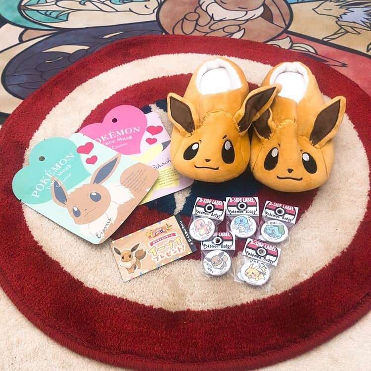 のインスタグラム：「お誕生日月間なので特別なイーブイのシリアルコード＆ちょこっとグッズをGET💓 スリッパがボロボロだったので新しいルームシューズ✨おうち歩くのが楽しい💕 * そらちゃん🐱がキャプテンシールドのマットがお気に入りらしく隙を見てはマットの上で寝ようとする為写真がなかなか撮れなかった… もう1枚買うか…キャプテンマット(笑) #金城真央 #女優 #タレント #モデル  #イーブイ #MARVEL #ポケモン #アラサー独女 #アラサー女子  #ミドサー女子 #アラフォー独身女子 #アラフォー女子 #ムチムチ #童顔 #被写体 #Japaneseactress #Japanesemodel #pretty #me #followme #followmenow #smile #japanesegirl」