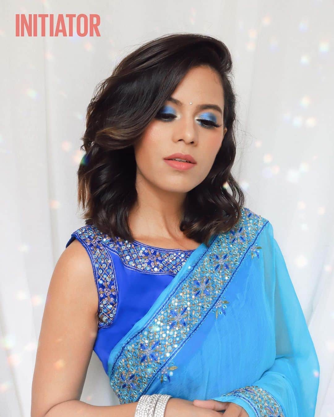 のインスタグラム：「Contest Alert! 🔔  All decked up for Navratri Day 5 in royal blue, and completing my look with Maybelline Super Stay Matte Ink in the shade INITIATOR that has upto 16 hours wear!✨   Recreate this look with your favourite Superstay shade on Day 5 and use the hashtag #SSMIvsNavratri and stand a chance to win my favourite Superstay Matte ink shades!  For day 6 I challenge @radhikasethh to take up the #SSMIvsNavratri Challenge!  📸 @duagunjan  #SSMIvsNavratri #SuperstayAllDay #MaybellineIndia #StepupLightupwithMaybelline #ad @maybelline #AakritiRana」