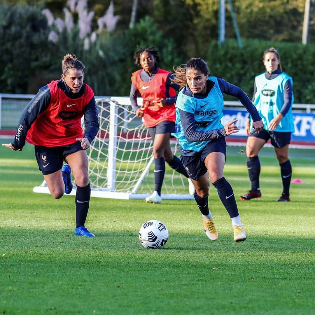 サッカー フランス代表チームさんのインスタグラム写真 - (サッカー フランス代表チームInstagram)「Retour en images sur l'entraînement d'hier à Clairefontaine 💪 #FiersdetreBleues」10月20日 23時26分 - equipedefrance