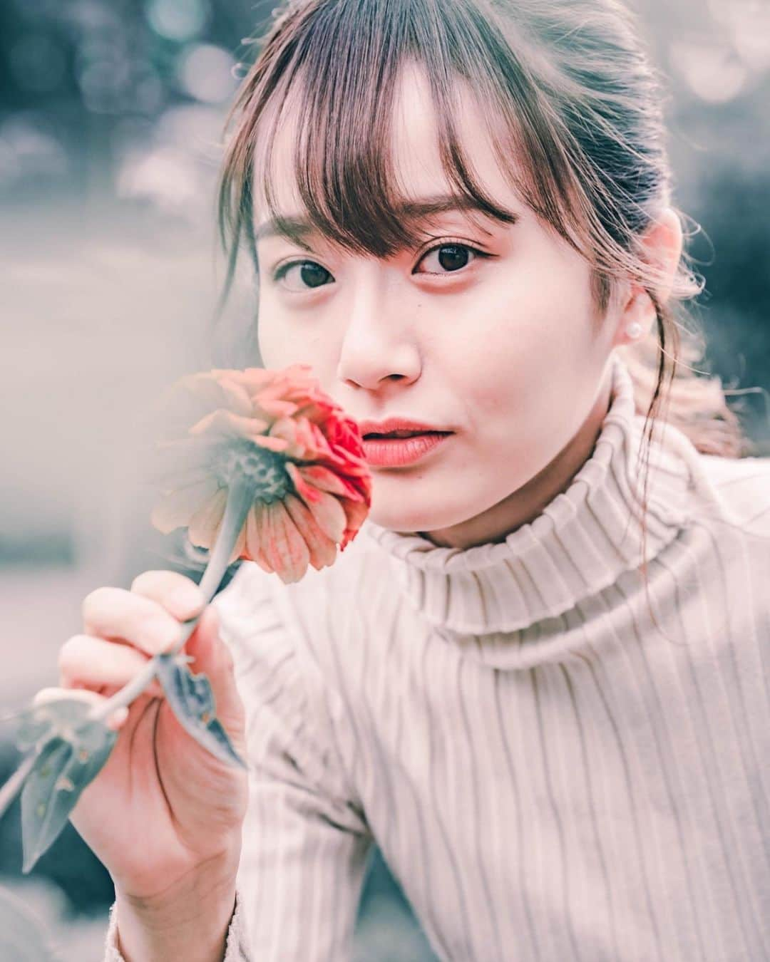 渡邊麻衣さんのインスタグラム写真 - (渡邊麻衣Instagram)「これなんの花？  本日も投票よろしくお願いいたします🤍  #明学ミスコン2020 #ミスコン #ポートレート #昭和記念公園 #モデル」10月20日 23時27分 - mai_watanabe3