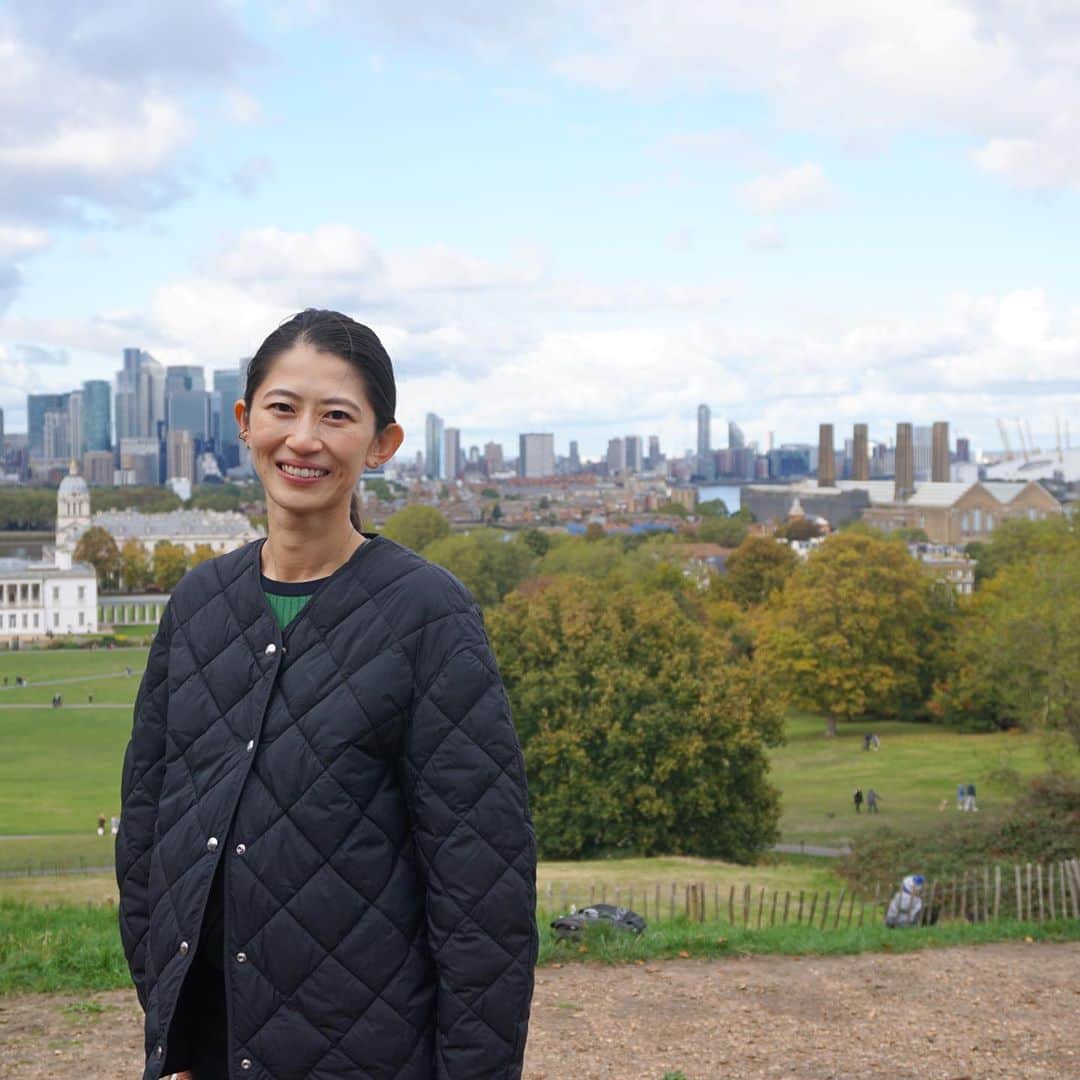 岡村仁美のインスタグラム：「イギリスでは感染状況によって地域ごとにルールが定められます。ロンドンでも先週末から同居する家族以外の人と屋内で会うことが禁止されました。  写真はグリニッジパークにて。すっかり木々も色づいてコートなしでは外に出られません🍁  外でゆっくりと人と会うのは難しい季節なので、家族以外の人とは会えない日々です。  家族でたっぷりと時間をともにできる貴重な時だと思って過ごしたいです✨  #ロンドン生活 #すっかり寒くなりました #朝起きて暗いのがツライ #子供たちは早起き #双子育児」