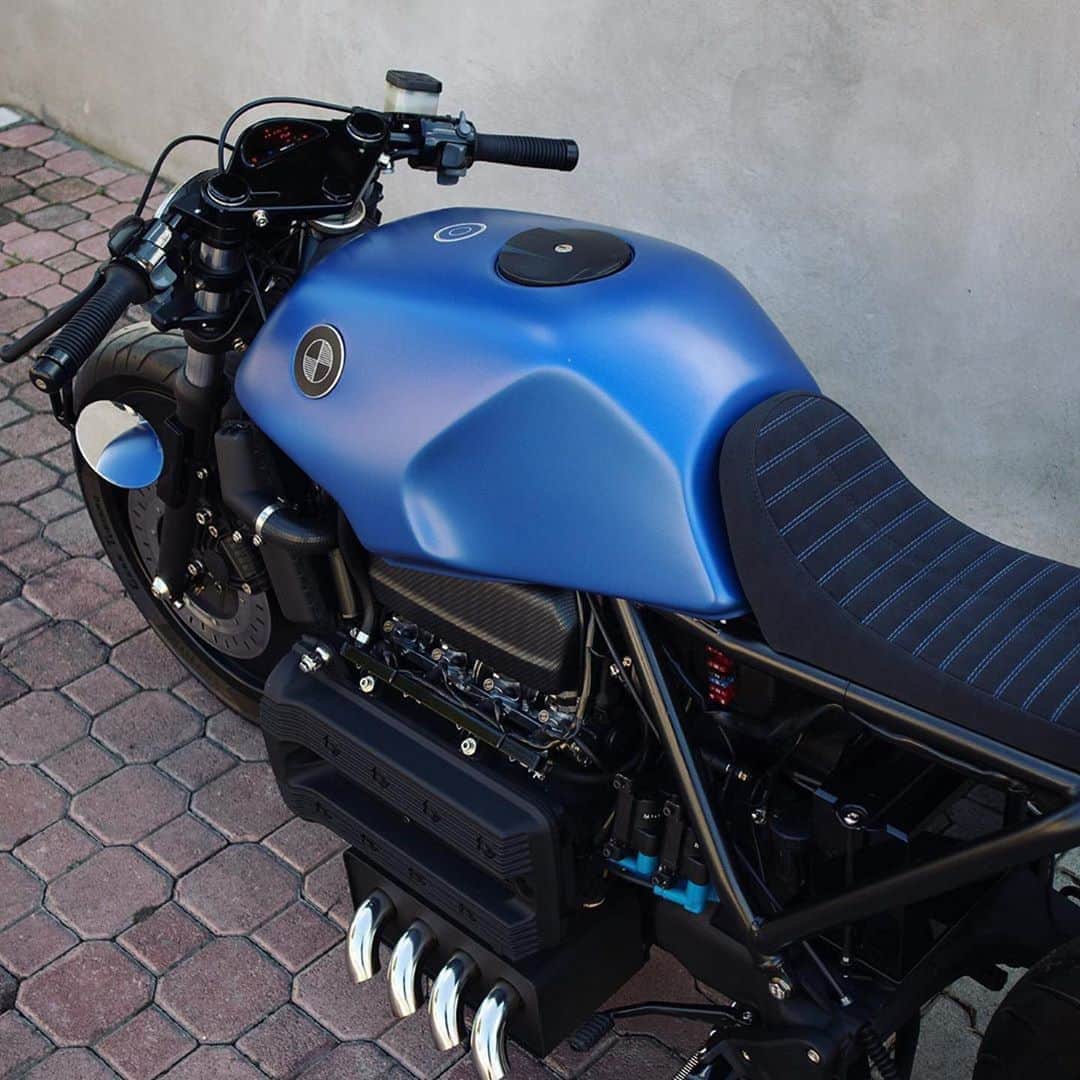 epidemic_motorsさんのインスタグラム写真 - (epidemic_motorsInstagram)「•The Cockpit• by @garage12motors  Speedo - @motogadget  Mirror - @motogadget  BMW logo - @exclusive_motorcycle  Seat - @moto.sedista_srdjan   ————————————————————#bmwcaferacer #yamahacaferacer #yamahacaferacers #yamahaxj6 #caferacer #custom #custommotorcycle #kaferacers #yamahabratstyle #brat #bratstyle #vintage #classiccars #classicmotorcycle #bratcafe #biker #bikers #motorcycle #motorcyclesofinstagram #garage#caferacerlovers #streetcafe #epidemic_motors #bmwcustom #k100 #k100lt #bmwk100 #bmwk100lt #bmwk100caferacer #k100caferacer」10月20日 23時29分 - epidemic_motors