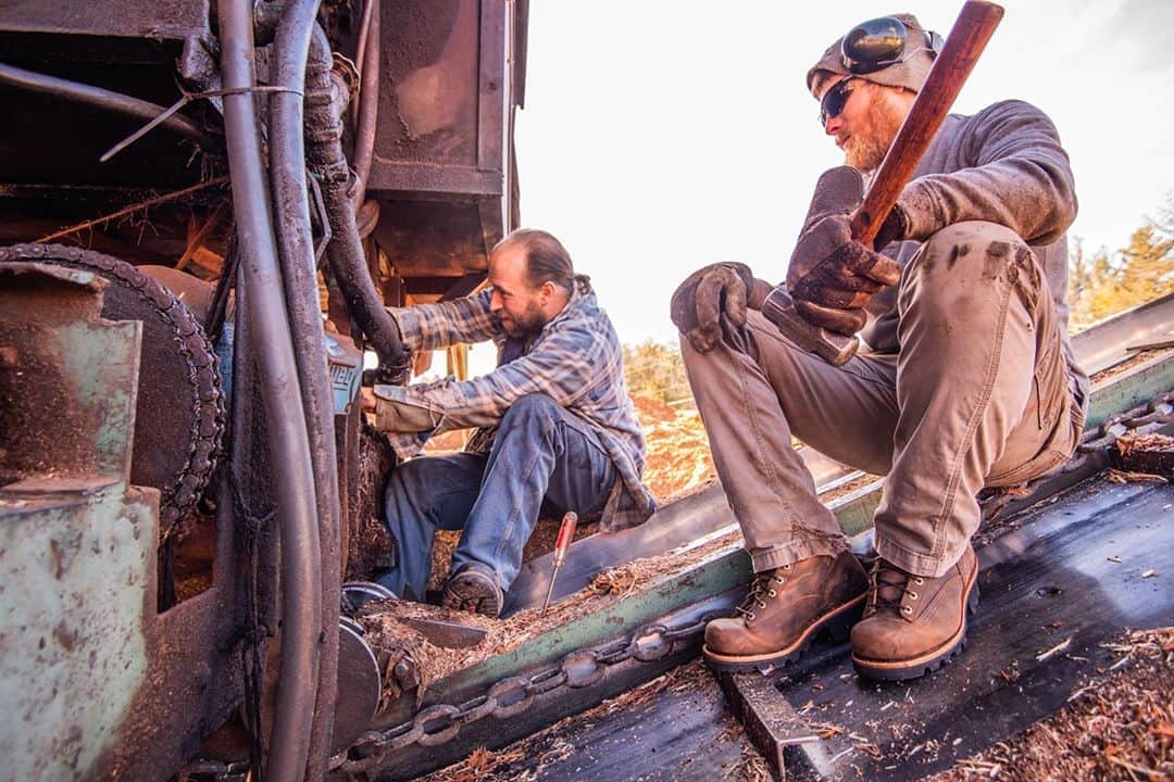 のインスタグラム：「Work boot for the tradesmen, craftsmen, and skilled men.  #chippewaboots #thebestbyfar #loggers #skilledtradesmen」