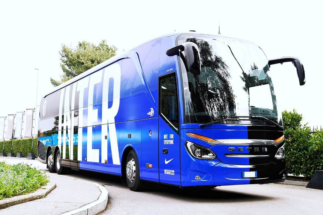 インテルナツィオナーレ・ミラノさんのインスタグラム写真 - (インテルナツィオナーレ・ミラノInstagram)「BUS 🚌⚫️🔵 Inter unveil innovative new coach featuring special bus cam for content creation #Inter #ForzaInter #bus」10月20日 23時30分 - inter