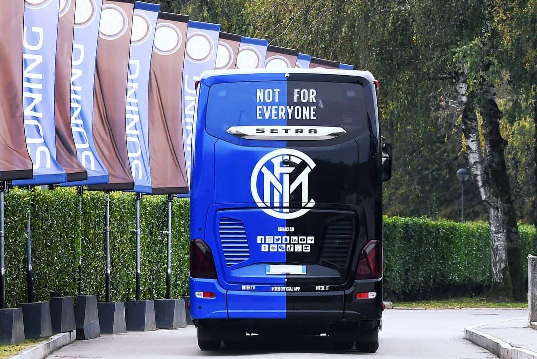 インテルナツィオナーレ・ミラノさんのインスタグラム写真 - (インテルナツィオナーレ・ミラノInstagram)「BUS 🚌⚫️🔵 Inter unveil innovative new coach featuring special bus cam for content creation #Inter #ForzaInter #bus」10月20日 23時30分 - inter