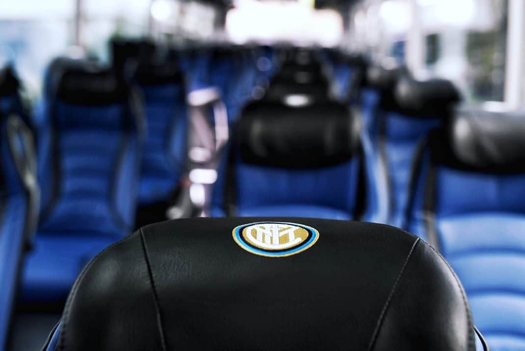 インテルナツィオナーレ・ミラノさんのインスタグラム写真 - (インテルナツィオナーレ・ミラノInstagram)「BUS 🚌⚫️🔵 Inter unveil innovative new coach featuring special bus cam for content creation #Inter #ForzaInter #bus」10月20日 23時30分 - inter