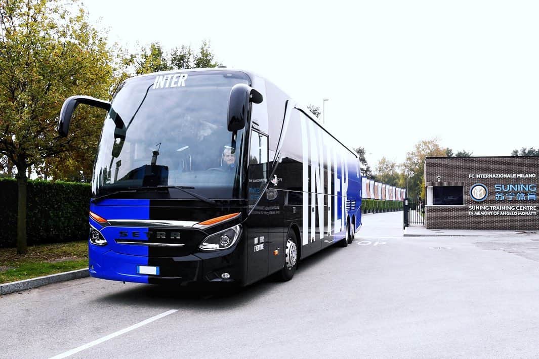 インテルナツィオナーレ・ミラノさんのインスタグラム写真 - (インテルナツィオナーレ・ミラノInstagram)「BUS 🚌⚫️🔵 Inter unveil innovative new coach featuring special bus cam for content creation #Inter #ForzaInter #bus」10月20日 23時30分 - inter