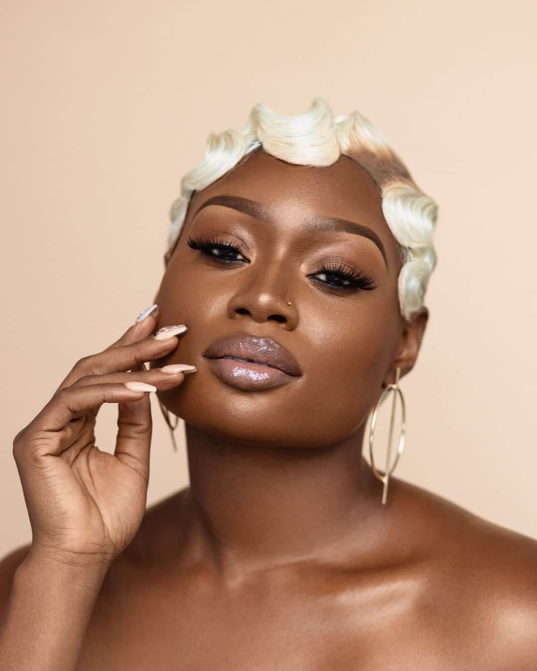 Motives Cosmeticsさんのインスタグラム写真 - (Motives CosmeticsInstagram)「👏🏾STUNNING 👏🏾  @makeupbyolabisi killed this look with our new Flawless Face Stick Foundation Bundles. "Lately I’ve been obsessed with Motives Flawless Face Stick Foundation. The formula is lightweight, yet buildable. It just enhances my beauty without that caked up feeling" - Olabisi   Have you ordered your bundle yet? . . . . . #motivescosmetics #motives #makeup #beauty #makeupartist #mua #girlboss #entrepreneur #beyourownboss #everydaymakeup #naturalmakeup #foundationstick #foundationsticks #flawlessfoundation #foundation #flawlessksin」10月21日 5時00分 - motivescosmetics