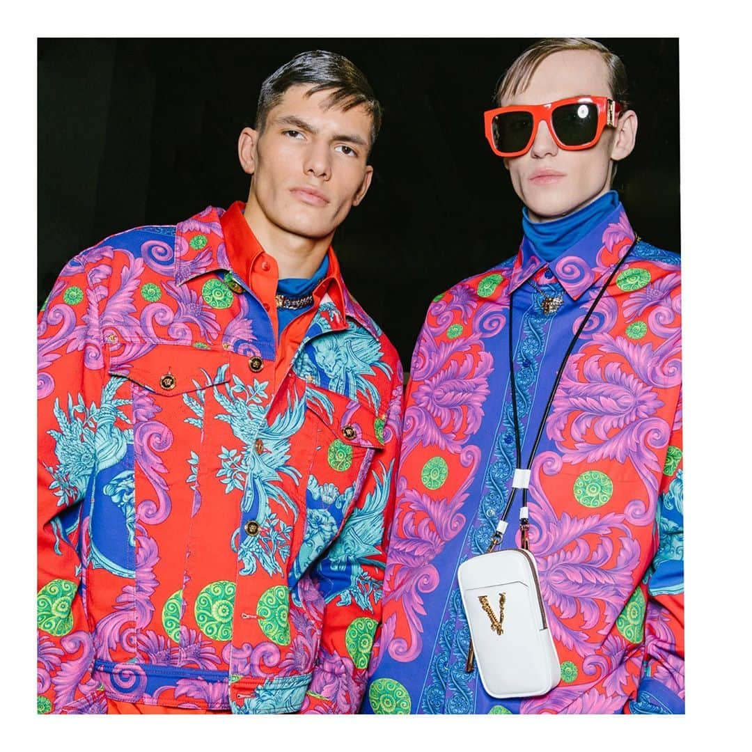 ジャンニヴェルサーチさんのインスタグラム写真 - (ジャンニヴェルサーチInstagram)「Kaleidoscopic color - bold and bright, the Medusa Trionfo print adorns a range of styles from the #VersaceFW20 runway collection. Learn more through the link in bio.」10月21日 5時02分 - versace