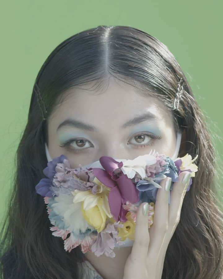 Fashion Weekのインスタグラム：「Flower power 🌸 One of the custom face masks designer @keitamaruyama created with @pitta_mask for his Rakuten Fashion Week TOKYO presentation. #PITTAMASK」