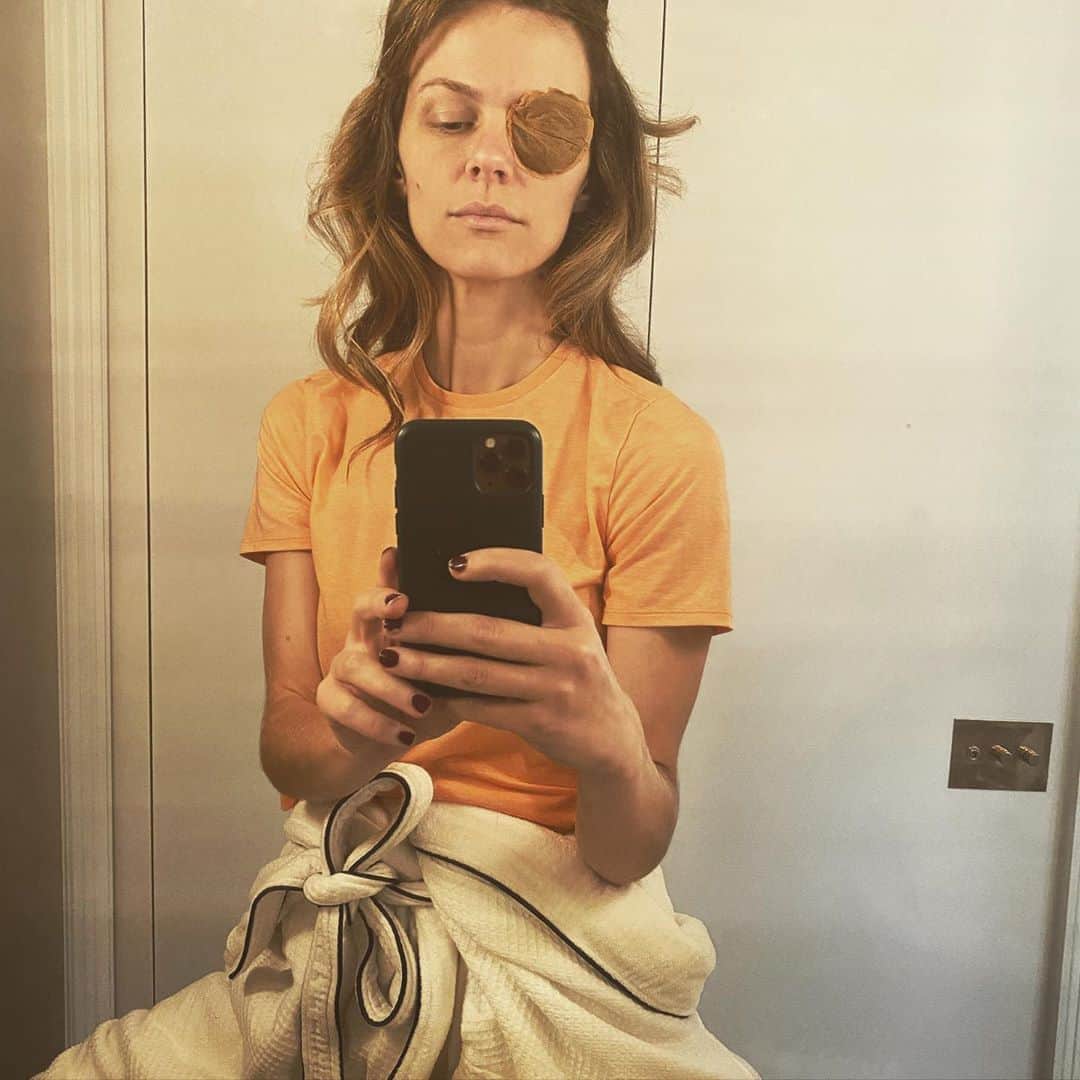 ブルックリン・デッカーのインスタグラム：「Y’all seriously have me tea-bagging myself. If you’re playing a cruel trick on me bc you’re upset I’m voting for Biden, I’m gonna be so mad 😂😩」