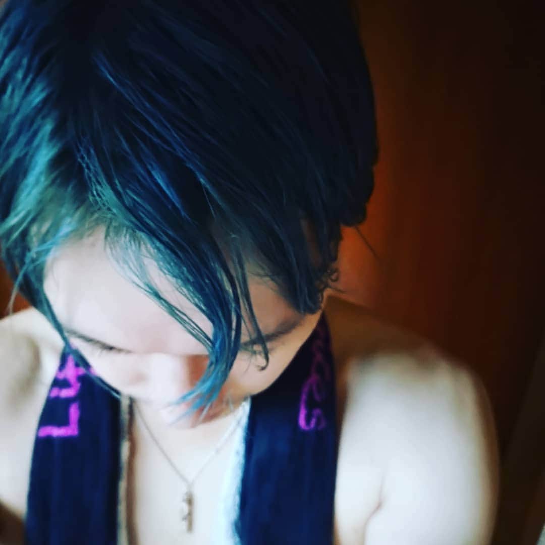 松尾雄一さんのインスタグラム写真 - (松尾雄一Instagram)「青い髪にしました！風呂上がりだからか余計に青い笑！ ※体つきを工事と比べていじるの禁止です。」10月20日 23時37分 - swanky_dank_yuichi