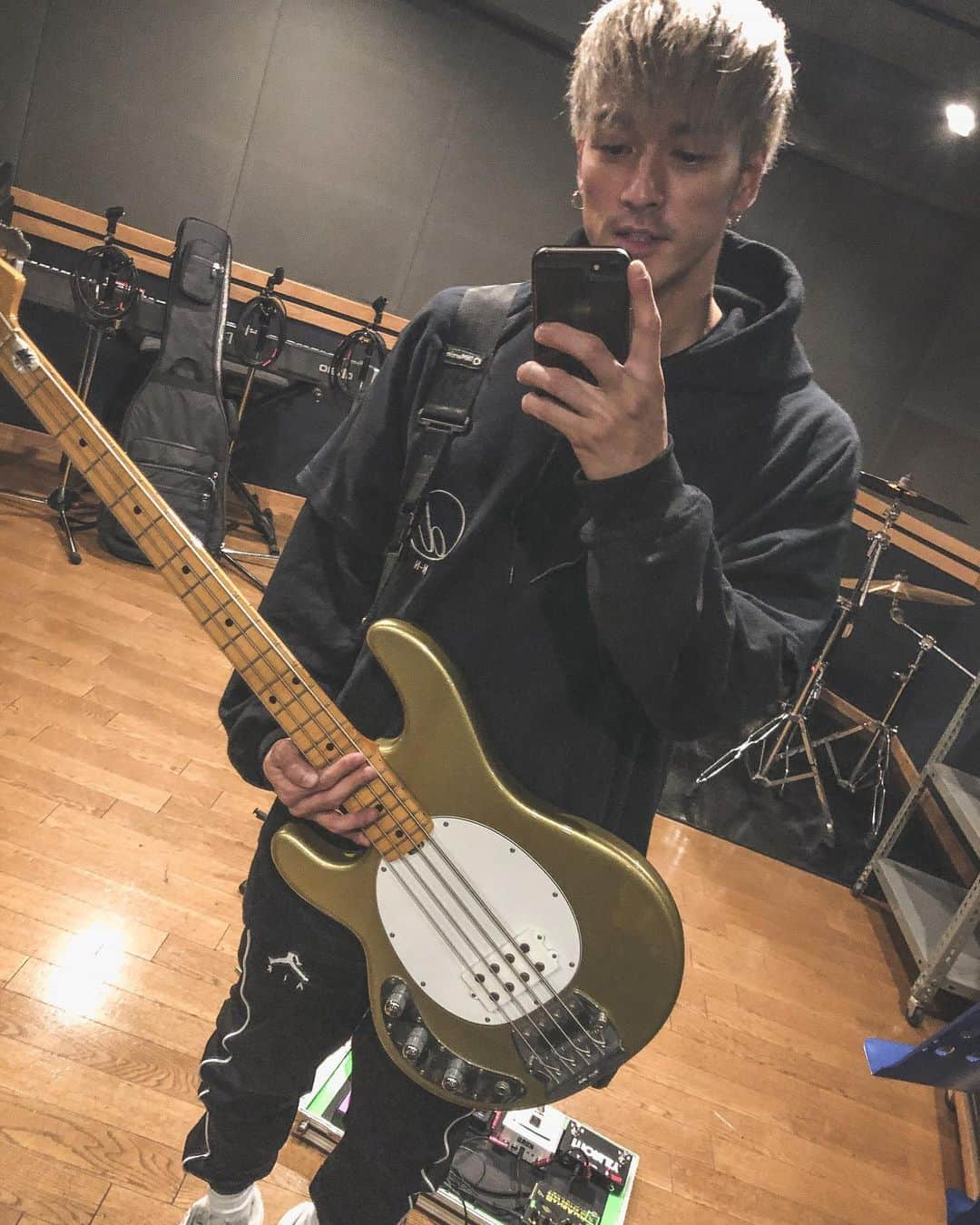 松尾光次さんのインスタグラム写真 - (松尾光次Instagram)「久しぶりの相棒🎸   #stingray#musicman」10月20日 23時38分 - koji_swanky_dank