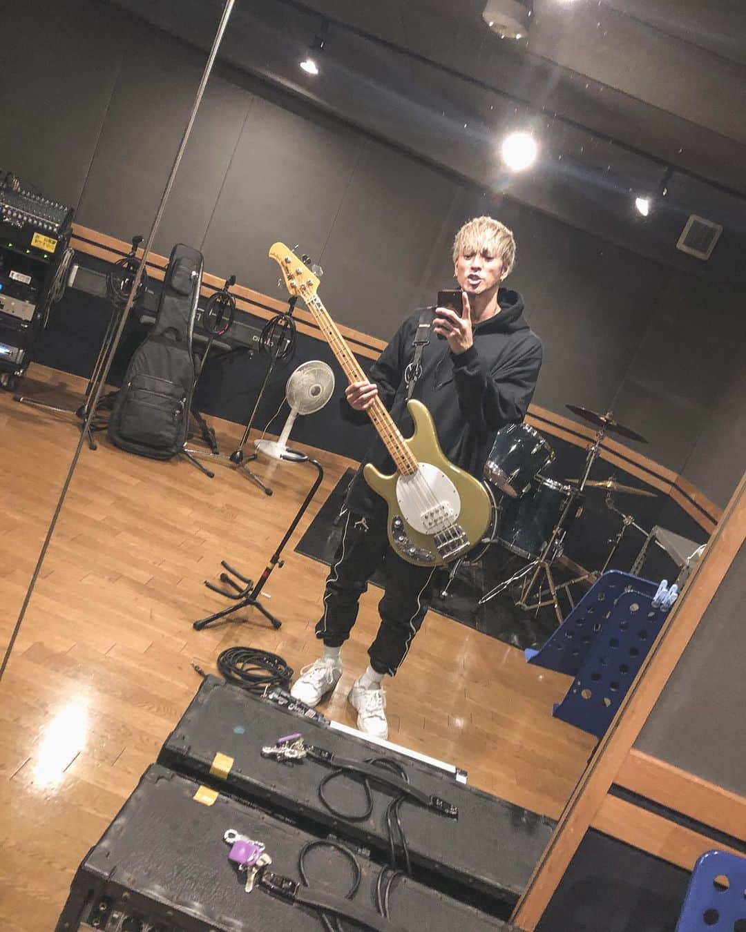 のインスタグラム：「久しぶりの相棒🎸   #stingray#musicman」