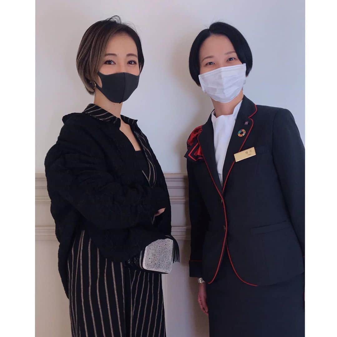 咲希あかねさんのインスタグラム写真 - (咲希あかねInstagram)「#宝塚ホテル ばったり すーさんに会えた😊❤️ #支配人 さん✨ 役じゃなくて、本物！🤣✨  そして、長蛇の列🚶‍♀️🚶‍♀️🚶‍♀️。。。 宝塚ホテル界の#ミッキーマウス 😚#グリーティング  タイミング良ければ、並べば、すーさんに会えるみたいですよ♪  リニューアルした宝塚ホテルはキレイで、 お部屋もプリンセス気分になれますよー😌  #宝塚 #月組 #憧花ゆりの さん」10月20日 23時39分 - akane_saki