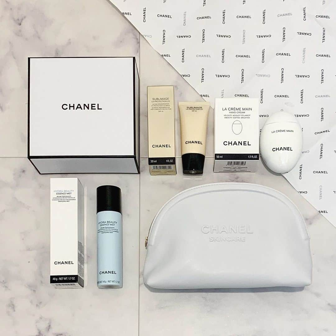 RIEさんのインスタグラム写真 - (RIEInstagram)「❤︎ NEW ITEM ❤︎﻿ ﻿ CHANELのコスメ置き画💄﻿ ﻿ 今年はAesopとCHANELの日焼け止めのおかげで﻿ いい匂いだから塗らなきゃって意識になって﻿ 塗り忘れちゃうのも食い止められた🥶﻿ ﻿ まっしろレザー素材のポーチがお気に入り🕊﻿ ﻿ ﻿ #chanel #chanelmakeup #chanelcosmetics #lacréamemain #sublimagechanel #hydrabeauty #シャネル #シャネルコスメ #ハンドクリーム #ラクレームマン #シャネルラクレームマン #日焼け止め #サブリマージュラプロテクシオン #美容液 #ミスト #ミスト化粧水 #イドゥラビューティエッセンスミスト #プレゼント #誕生日プレゼント #ポーチ #ポーチの中身 #化粧ポーチ #化粧品 #コスメ購入品 #コスメ紹介 #パケ買いコスメ #パケ買い #置き画 #置き画くら部 #おきがくらぶ」10月20日 23時39分 - rie_tabi