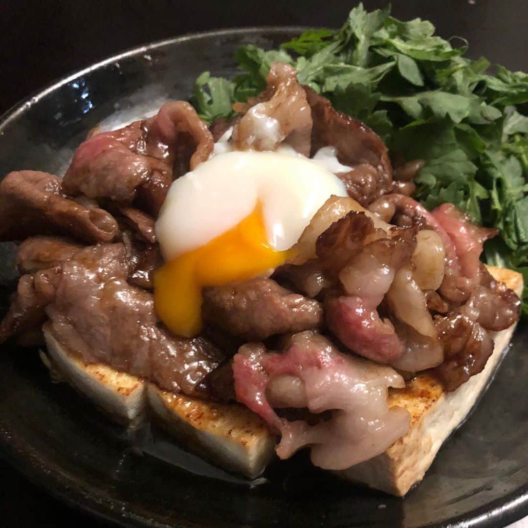 のインスタグラム：「. すき焼きを再構築してみた  仕事の残りの役得で、 激ウマな牛肉をゲット。  #すき焼き にしようかと思ったんだけど、 #春菊は生 で食べたいんだよなぁ。 ということで、別々調理してみた。  豆腐とネギはフライパンで焼いて器にもって、春菊は生のまま。 牛肉をサッと炒めて砂糖と醤油で濃いめに味付けして、温玉も載っける。  具材の温度でしんなり半生になった春菊の美味いこと！ けどもっと旨く作れるはずなので、再チャレンジ確定。」