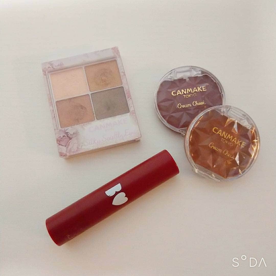 小泉遥香のインスタグラム：「最近のおすすめコスメ💄💕  こっくりしすぎず、柔らかくすぎずに甘辛に可愛くなれる秋メイクにハマっている小泉が使っているコスメはこちら！  柔らかいカラーにちょっと深みのあるレッドを入れることで、抜け感がでて、 とってもナチュラルに且つ女の子らしく可愛く見せる事ができるよ🎃  皆もぜひ真似してみてね💓  ・CANMAKE  シルキースフレアイズ 03  ・CANMAKE  クリームチーク 19.20  ・BIDOL 102 あかぬけRED  #Instaharum #小泉遥香 #おはる #超とき宣 #秋 #秋メイク #コスメ #CANMAKE #BIDOL #メイク #ナチュラルメイク #これ知りたい！ってコスメがあったらコメントしてください✨」