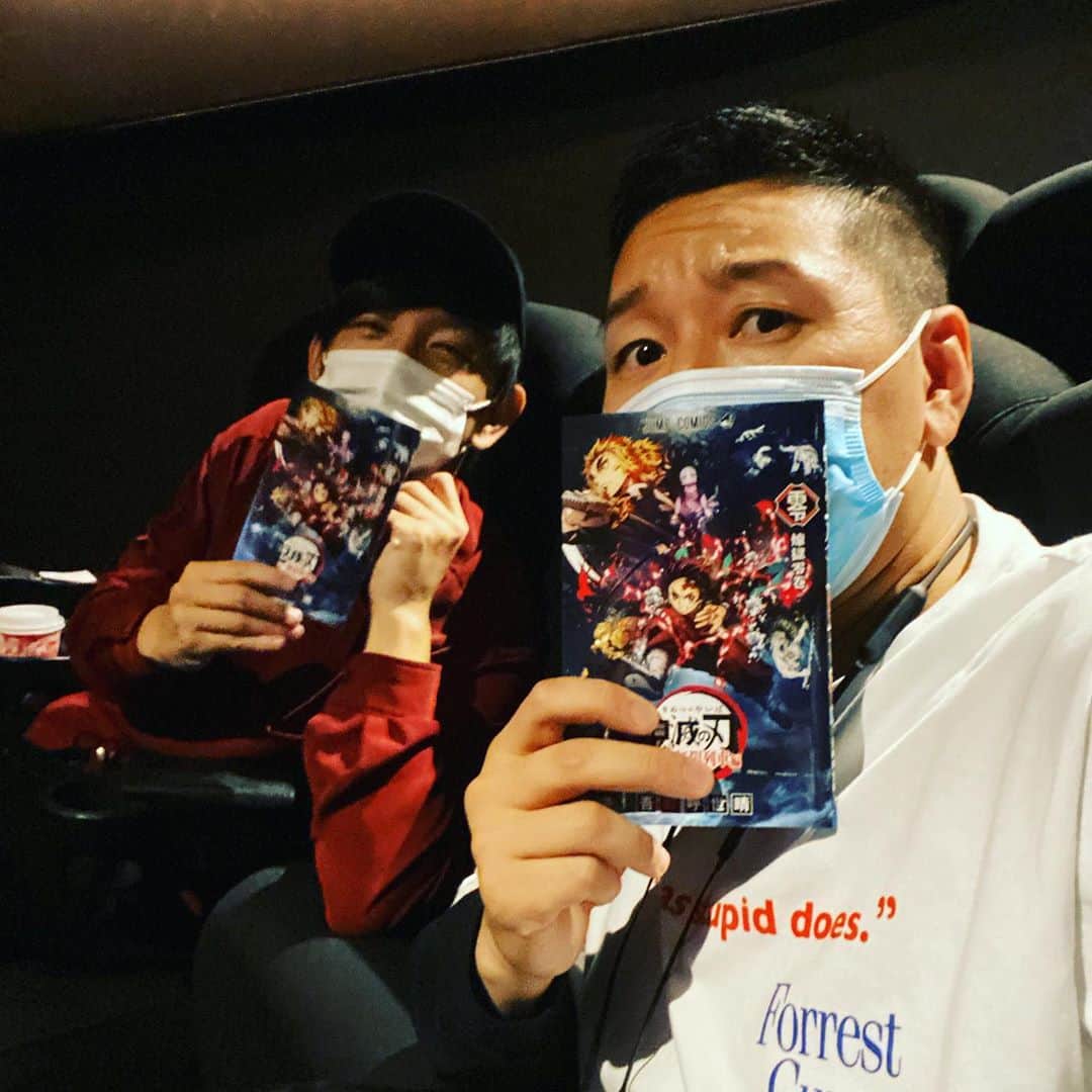 長田庄平のインスタグラム：「いやいやいやいや、、 あんなん絶対泣くやん。  #鬼滅の刃 #無限列車編  #煉獄杏寿郎  #号泣 #向井の呼吸 #壱ノ型電波喋り #肩ノ呼吸 #弐ノ型肩車」