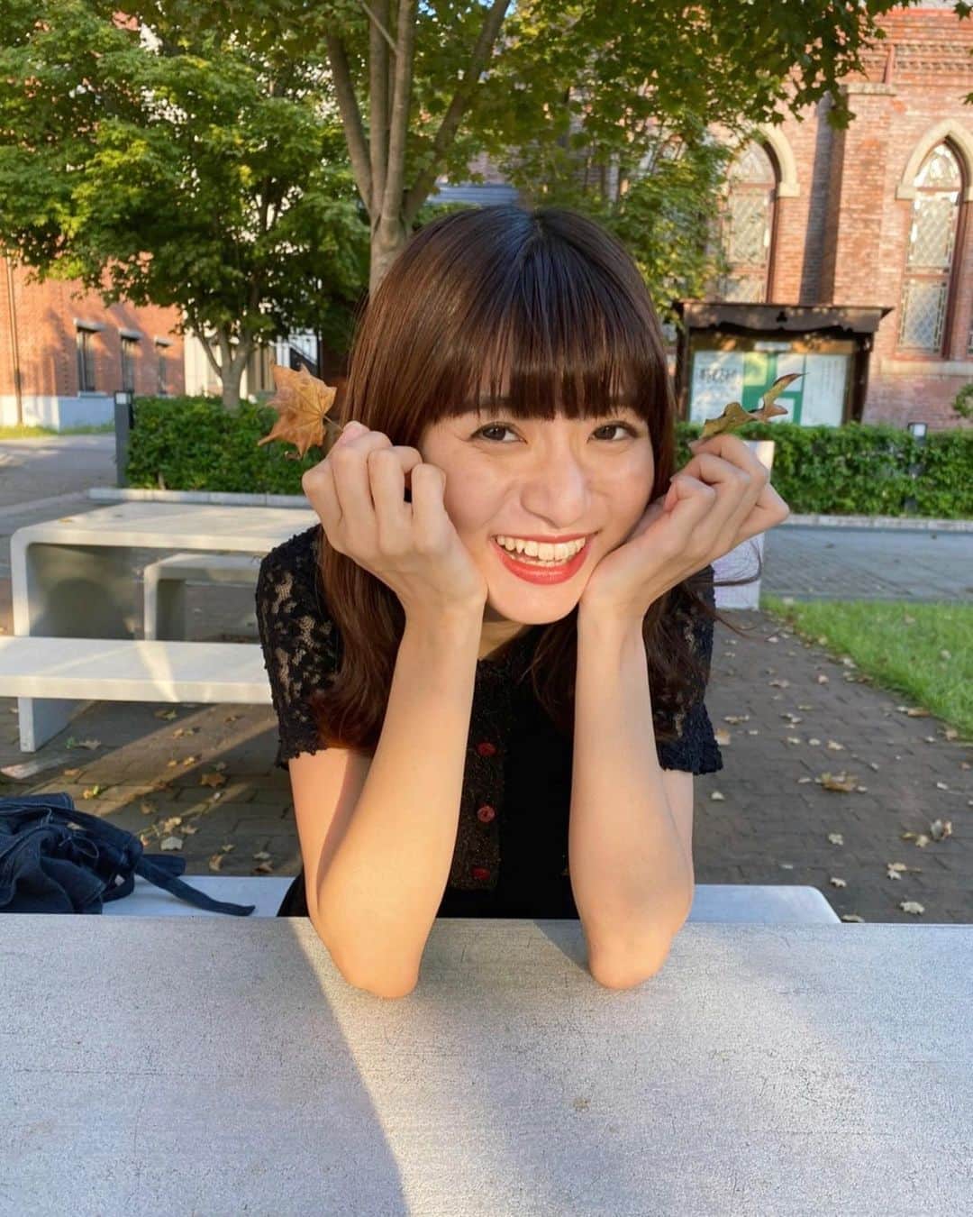 谷口萌衣子のインスタグラム：「初めて同志社大学に潜入〜っ🏃🏻‍♀️ 地下鉄の駅と直結しててびっくりした！  秋やなあ🍁  photo by あゆみ♡  #ミスキャンパス立命館」