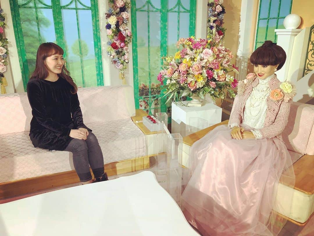 丸山桂里奈さんのインスタグラム写真 - (丸山桂里奈Instagram)「夢みたいでした。 会いたい人に会える幸せ😭❤️ ずっと『徹子の部屋』に出演したいと。憧れの番組に出させていただきました。 むかーし、テレ朝に行ったときに徹子の部屋オブジェがあり撮影したのを思い出しました📷そして、夫婦で出演させていただいたことが嬉しくて、とにかくあっという間な時間になりました。 徹子さんには初めてお会いさせていただきましたが、愛に溢れる方でした。まだまだずっとずっとこの時間が終わらないでと思っていました😍またお会いできるように毎日精進したいと思います。 一生の宝物をありがとうございました😊 放送は、10月29日(木)テレ朝日です。１３時からになります🤩 ぜひ、ご覧くださいませ。  #テレビ朝日 #徹子の部屋 #黒柳徹子さん #会いたかった人 #夢の空間 #息をも愛おしい空間になりました #最高の時間 #最強の時間 #宝物が増えました #次回は絵を渡したいです #徹子さんありがとうございました #スタッフのみなさまありがとうございました #夫婦で収録 #いい意味で #インスタバエ」10月20日 23時48分 - karinamaruyama