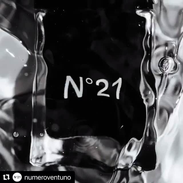 アディクションのインスタグラム：「🖤Ayako x N21 🖤  Repost @numeroventuno  ・・・ GARAGE VENTUNO. A new pop-up store showcasing a selection of new product categories, including beauty products designed by makeup artist Ayako. From November, 4th at Hankyu Umeda department store in Osaka. #N21 #numeroventuno #alessandrodellacqua #GarageVentuno #AyakoxN21 #N21Beauty」