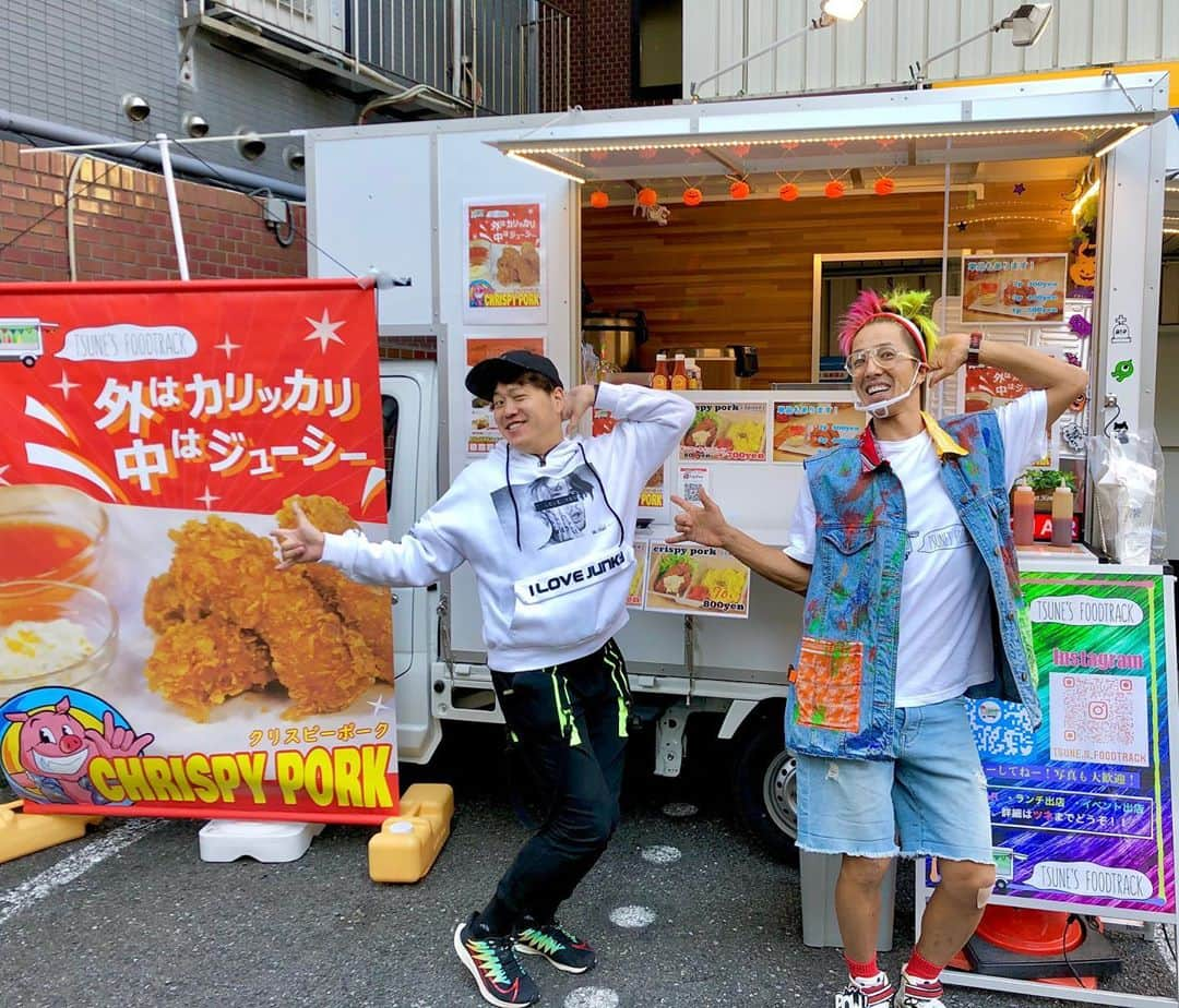 ツネ さんのインスタグラム写真 - (ツネ Instagram)「キッチンカーランチ出店 エハラさんが来てくれたよー！ 嬉し過ぎるやろ！！ いつもありがとうございます！ 毎週火曜:渋谷区神宮前6-12付近  #キッチンカー #フードトラック #エハラマサヒロ さん #ナイスホットヒーヒー」10月20日 23時56分 - happyman0812