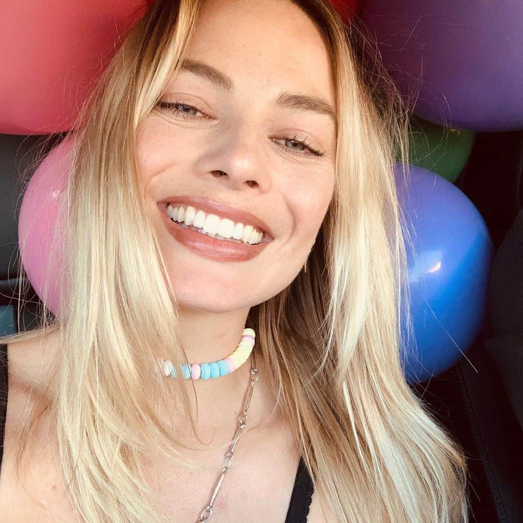 マーゴット・ロビーのインスタグラム：「🍭」