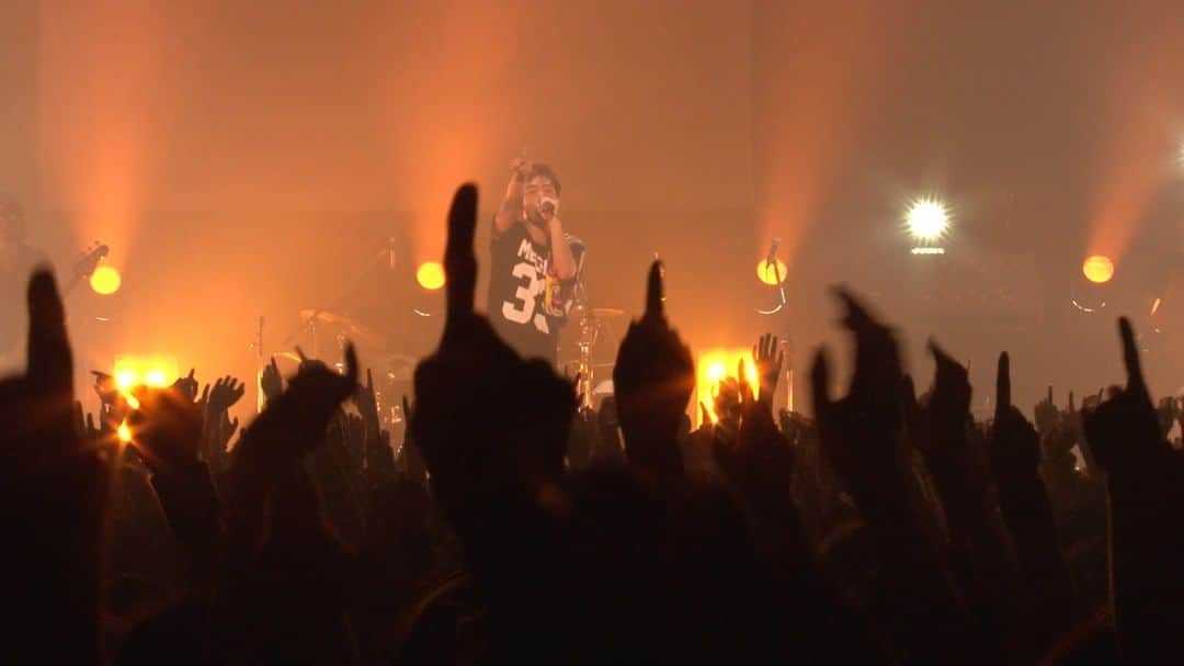 のインスタグラム：「2015年に3rdアルバム『ИATURAL』をコンセプトに、Zepp Nambaで行われた再現ツアー“RANGE AID+ presents RWD← SCREAM 015”より、「#キズナ」の #レンジのライブ 映像公開🎬  沖縄を感じるメロディと三線の音色が優しく混ざり合う、情景が浮かぶ詞と共にあたたかく歌い奏でたナンバー🤝 https://youtu.be/RIS7HUBcq08  #ORANGERANGE @orangerange_official @youtube」