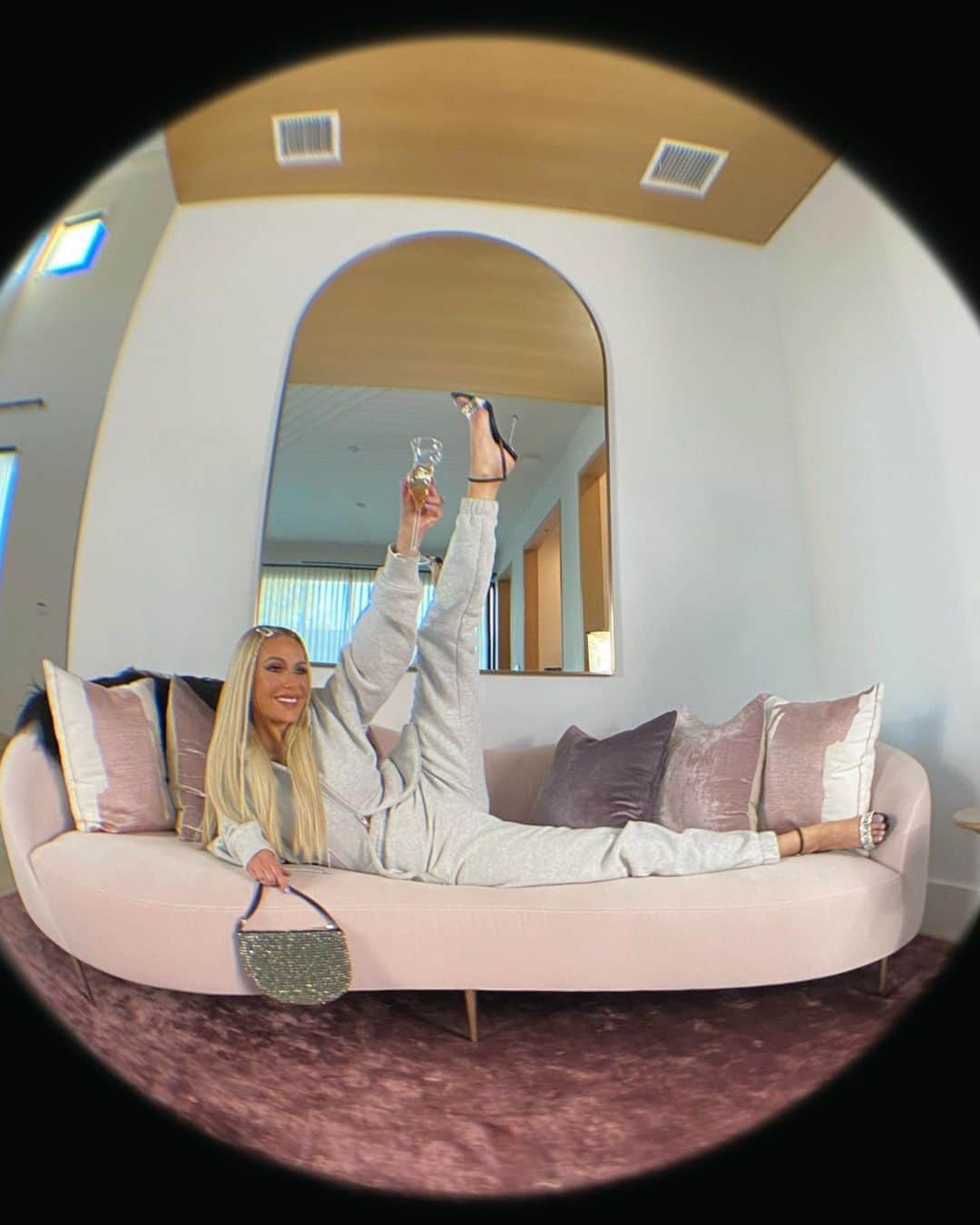 アレキサンダー・ワンのインスタグラム：「Put one leg up if you’re voting early.  Real Housewives reality check: poll it up before you pour it up 🥂 -  @doritkemsley in the Sculpted Zip-Up Hoodie, Foundation Heavy Terry Sweatpant, Julie Crystal Logo Sandal and Wangloc Fortune Cookie Bag.」
