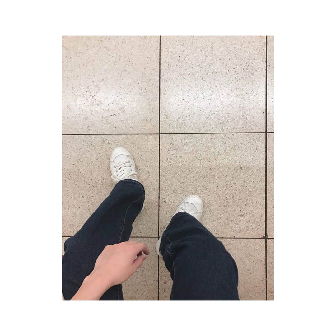 森脇加奈子のインスタグラム：「👟  スニーカーって楽だよね ステージでは沢山ヒール履くけど、ぺたんこの靴底がいい時も、生きてればあるよね〜」
