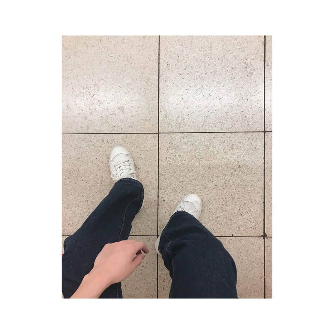 森脇加奈子さんのインスタグラム写真 - (森脇加奈子Instagram)「👟  スニーカーって楽だよね ステージでは沢山ヒール履くけど、ぺたんこの靴底がいい時も、生きてればあるよね〜」10月21日 0時01分 - canaco316