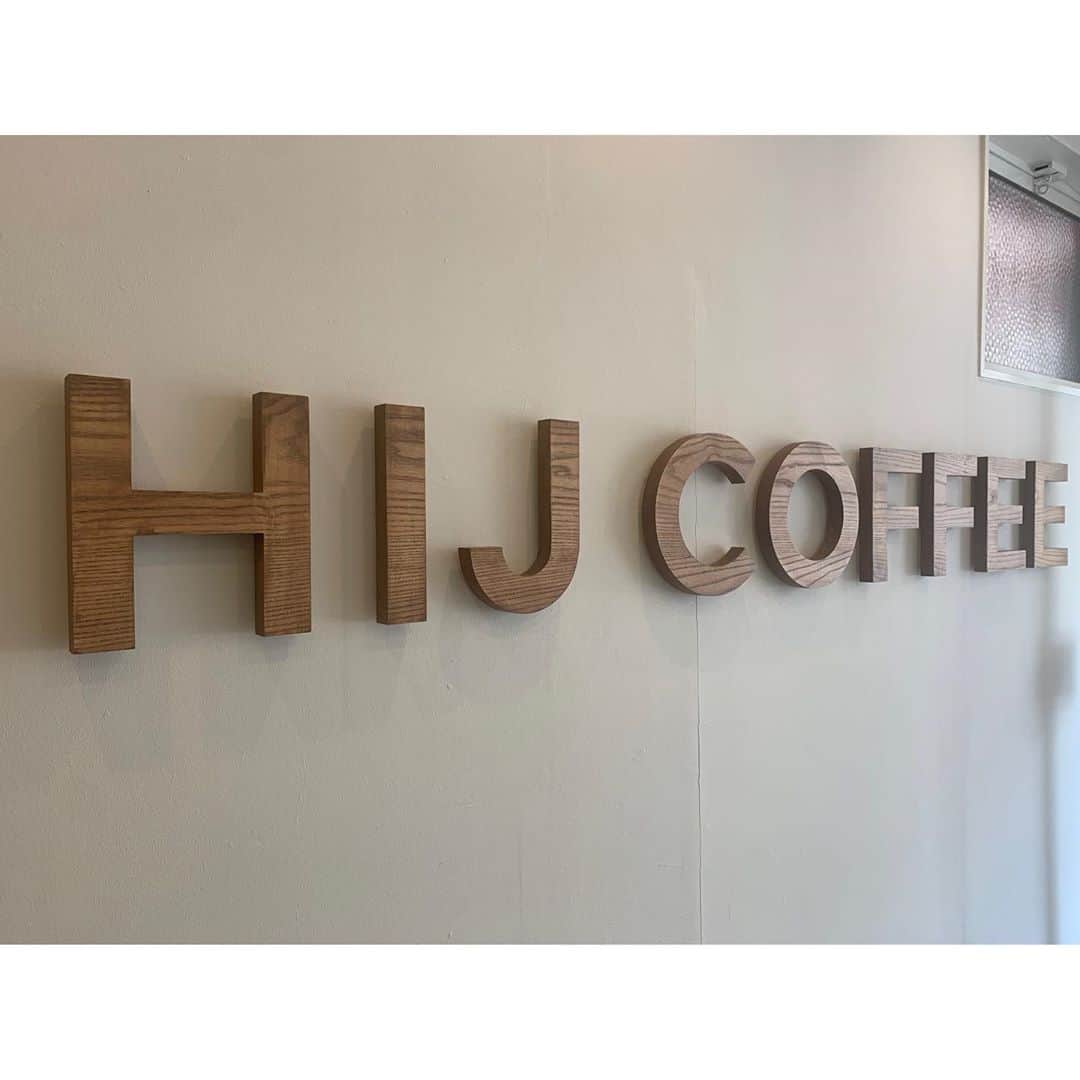 大井智保子さんのインスタグラム写真 - (大井智保子Instagram)「ＨＩＪ ＣＯＦＦＥＥ　✈︎ 比治山?て思ったけど、'広島Japan'からとったそうです☕︎ . 本通りから少し入ったところにあって 気軽にサクッとにちょうどいい コーヒー屋さんでしたよ♡ . ホットカフェラテに「フライト ¥50」でラテアートにしてもらえます♪ . . #広島カフェ #広島コーヒー #広島coffee #コーヒースタンド #広島珈琲 #広島コーヒースタンド #hij #ラテアート #caffèellatte #coffee #cafe #newopen #本通 #広島本通カフェ#広島本通りカフェ」10月21日 0時03分 - chihokoi