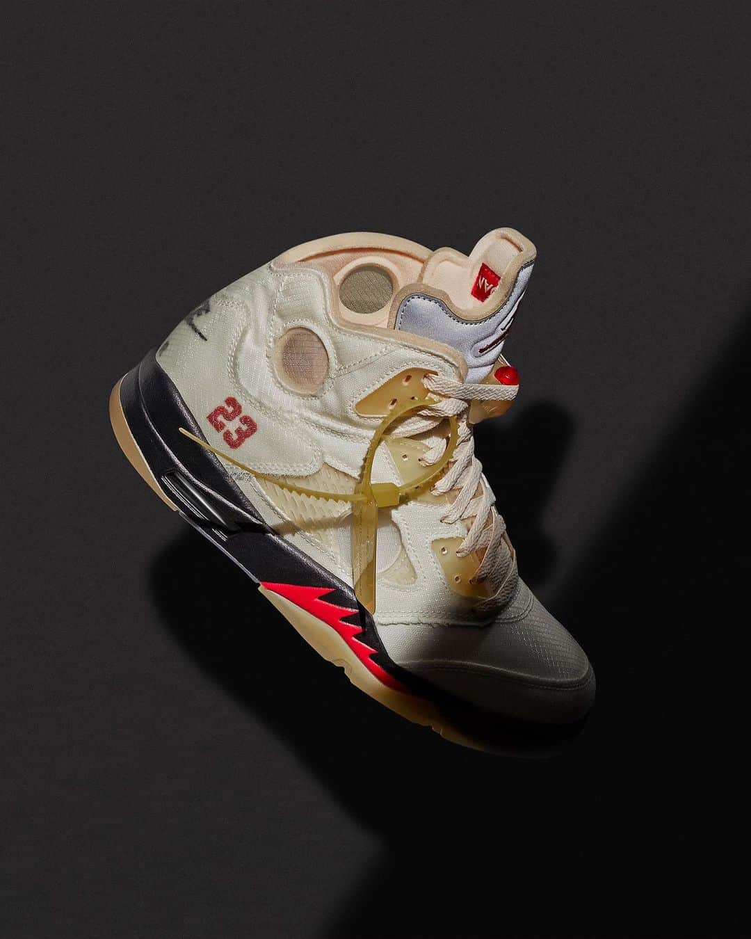 Jordanのインスタグラム：「“First look.” @VirgilAbloh’s latest Jordan Brand collaboration blends heritage-inspired aesthetics with his own signature approach.   Take a closer look at the link in our bio.」