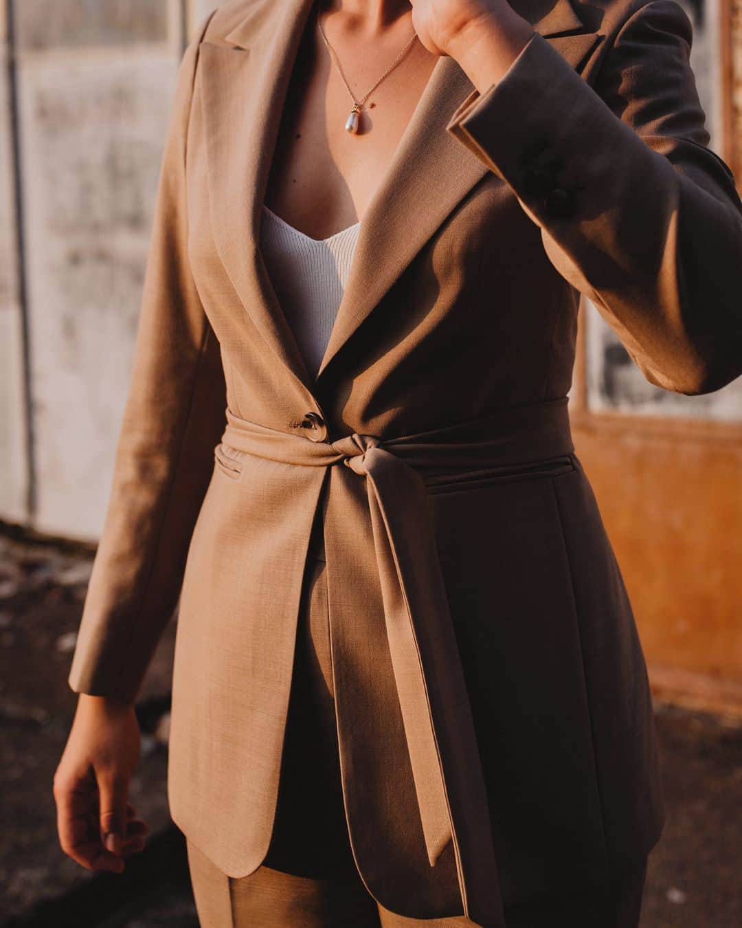 のインスタグラム：「A perfect golden hour.⁣ .⁣ .⁣ 📸& suit by @buczynski⁣ .⁣ .⁣ #womenstyle #goldenhour #ootd」