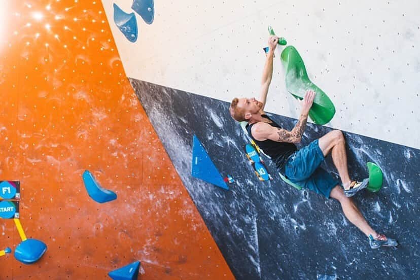 ガブリエル・モローニのインスタグラム：「2003... Italian Boulder Championship. I was the 16 years old kid without any experience feeling so tiny in between the best athletes at the time! 2020... Italian Boulder Championship. I am the 33 years old veteran with too much experience but still feeling so tiny in between the best athletes of today! But if you really believe and fight for it the result remains the same... 🏆 Generational turnover?! Not yet thanks 😂!! Thanks @italiaclimbing and @monkeyislandrm for the great organization during these delicate times and congrats to all the athletes especially @davide.colombo_ and @michael.piccolruaz for completing the podium! See you next year... 📸 @giovanni_danieli_  @e9clothing_official @petzl_official @dinamicheverticalisrl @scarpaspa @frictionlabs @urbanwallmilano #e9team #petzlteam #dinamicheverticalisrl #scarpaspa #frictionlabs #urbanwallmilano」